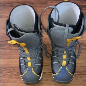 Men’s 5150 snowboard boots size 9.